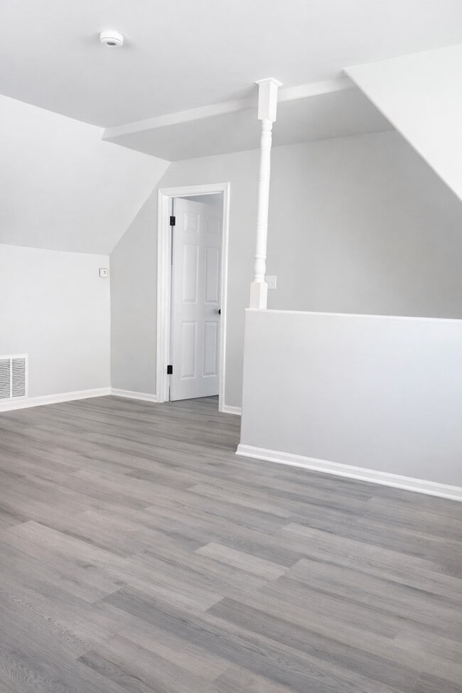 Building Photo - 1249 S Kolin Ave