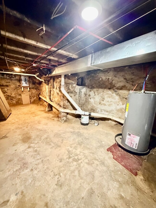 Building Photo - Pet-Friendly 3-Bedroom Home with Central A/C, In-Unit Laundry