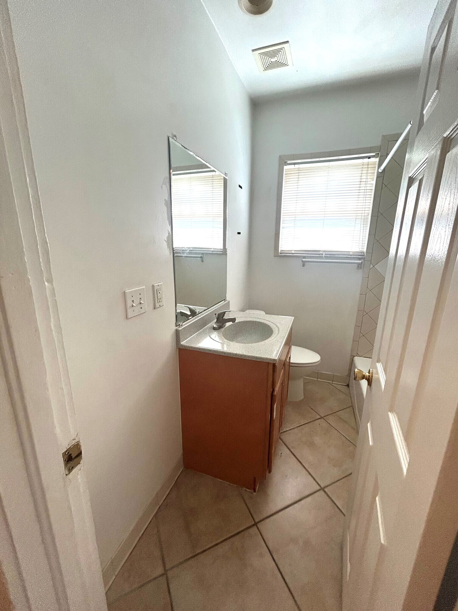 UNIT #4 - 2926 Post St
