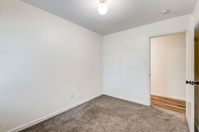 Building Photo - Private Home on Spacious Lot in Browns Sum...