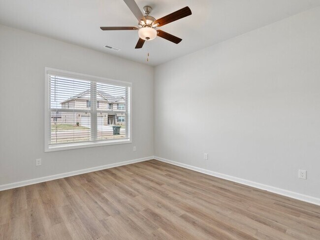 Building Photo - 210 Saddle St