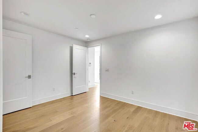 Building Photo - 1414 1/2 N Stanley Ave