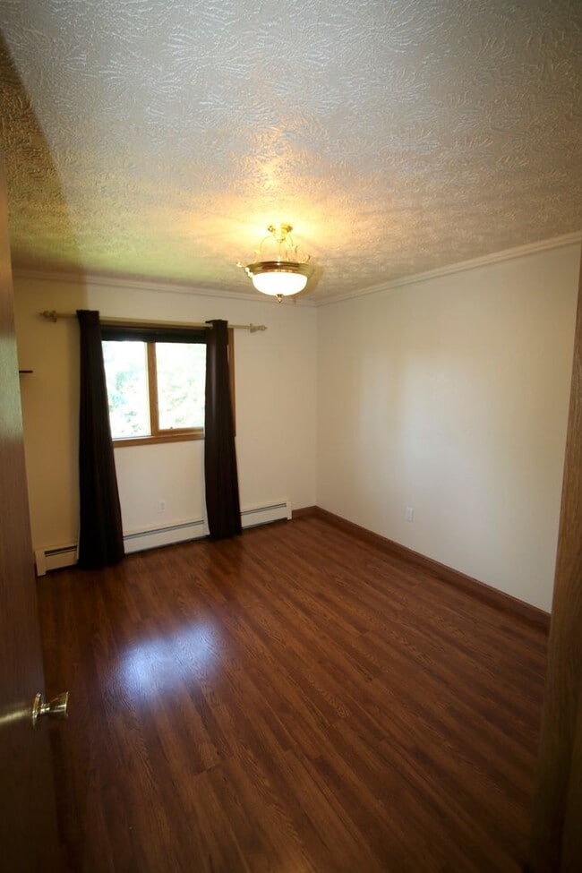 Building Photo - Lovely 3 Bedroom Home in Bayshore!