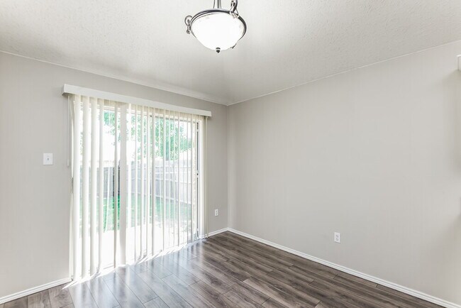 Building Photo - 705 Bridle Trail