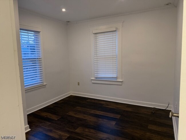 Building Photo - 11 Pine St