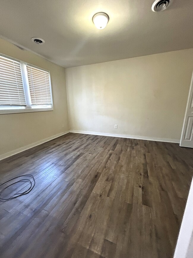 Building Photo - 2405 Bay St