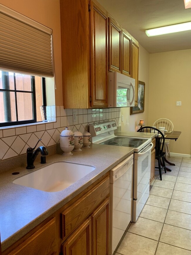 Building Photo - Studio