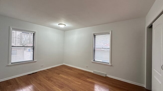 Building Photo - 2745 W Berwyn Ave