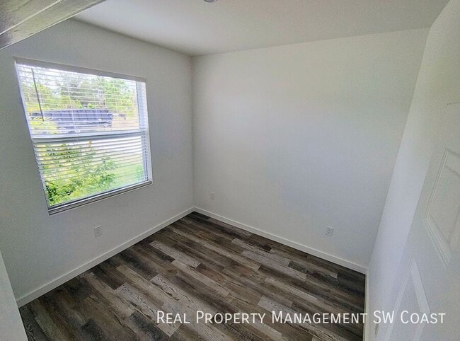 Building Photo - 2224 Kenneth Ave S