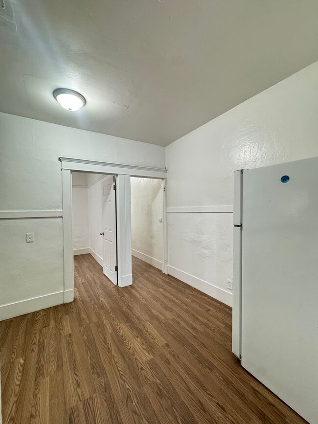 Building Photo - 458 W Vernon Ave