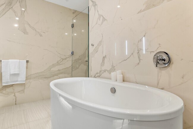 Building Photo - 800 AVENUE AT Port