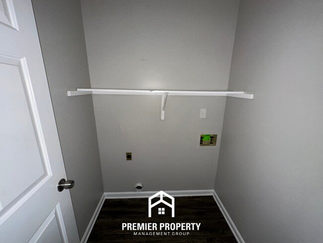 Building Photo - Charming 3BR/2BA Near Southwind | High Vaulted Ceilings, Hardwood Floors & Fireplace