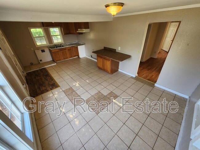 Building Photo - 400 N Division St