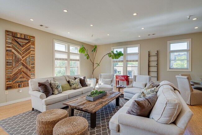 Building Photo - Stunning 3BR/2.5BA Condo in Prime Belmont/...