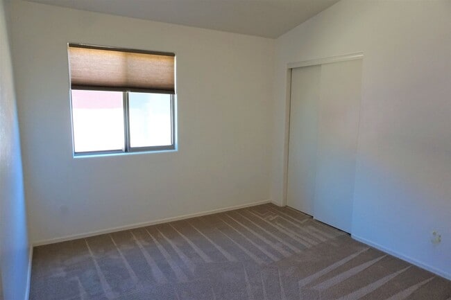 Building Photo - Close to Post