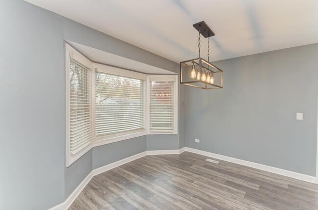 Building Photo - 585 Cambridge Way