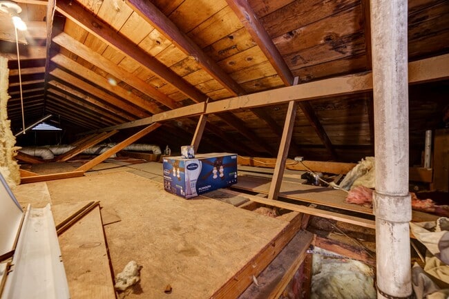 Building Photo - 4 Bed | 2 Bath in Midtown!