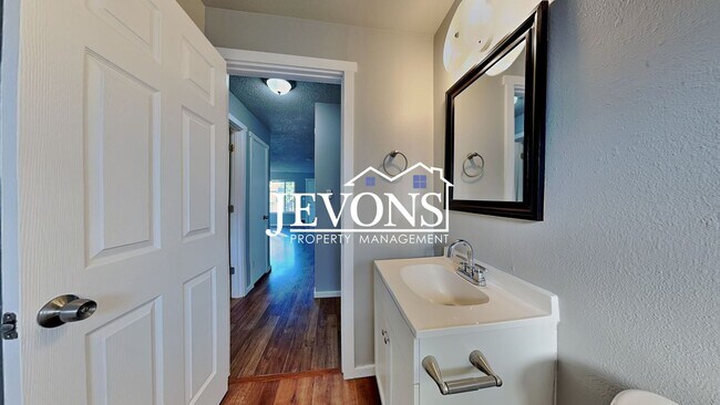 Building Photo - Inviting 2-bedroom 4-plex near Pritchard I...