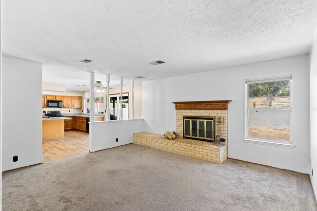 Building Photo - 5400 Dee Dr NE