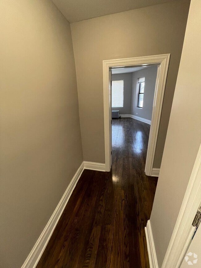 Building Photo - 3 bedroom in Chicago IL 60628