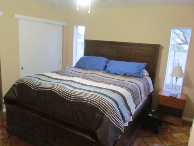 Building Photo - 2BR/2BA HOME W/ 2 CAR GARAGE AND COMMUNITY POOL