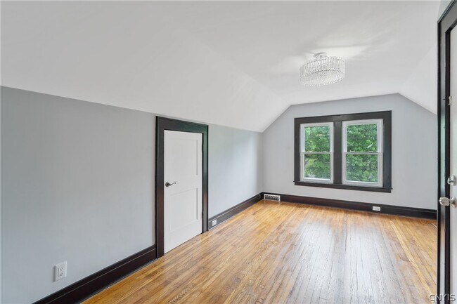 Building Photo - 944 Bellevue Ave