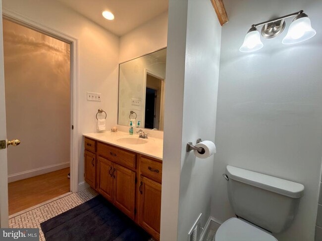 Building Photo - 905 W Poplar Rd