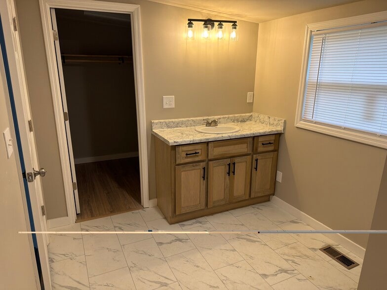 master bath - 307 Washington St W