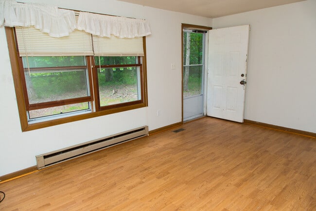 Building Photo - Country living in Cedar Grove