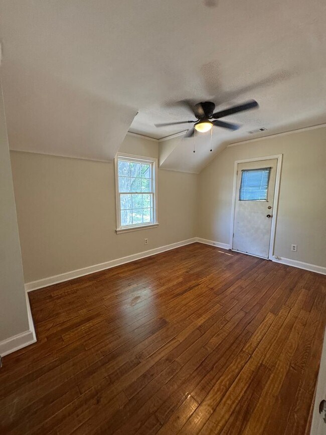 Building Photo - Large spacious home