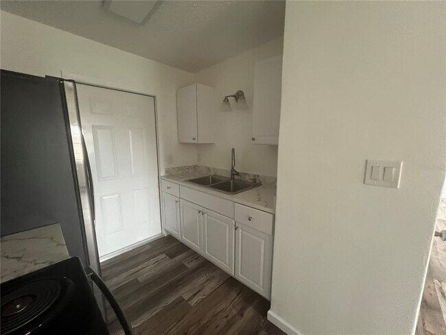 Building Photo - 2533 Myrtle Ave