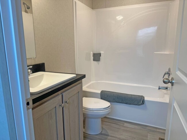 Building Photo - 14876 Washington Rd