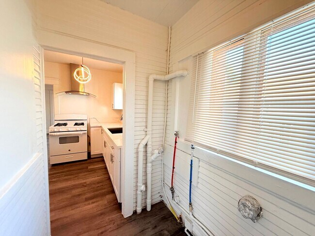 Building Photo - 1908-1910.5-19105 Daly St