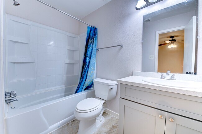 Building Photo - 10703 Highland Woods Dr