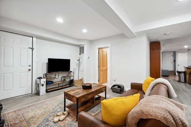 Building Photo - 12 Foster St