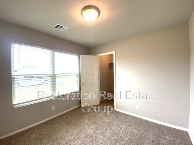 Building Photo - 10010 E 108th Pl N