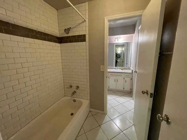 Building Photo - 2 Bed Duplex OKC- Move in Deposit-Free! (If Qualified)