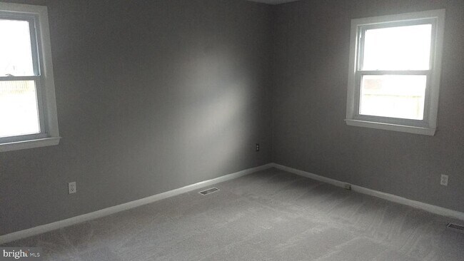 Building Photo - 936 Longfellow Ct