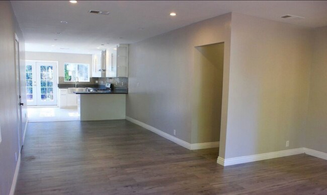 Building Photo - 5731 Lasaine Ave