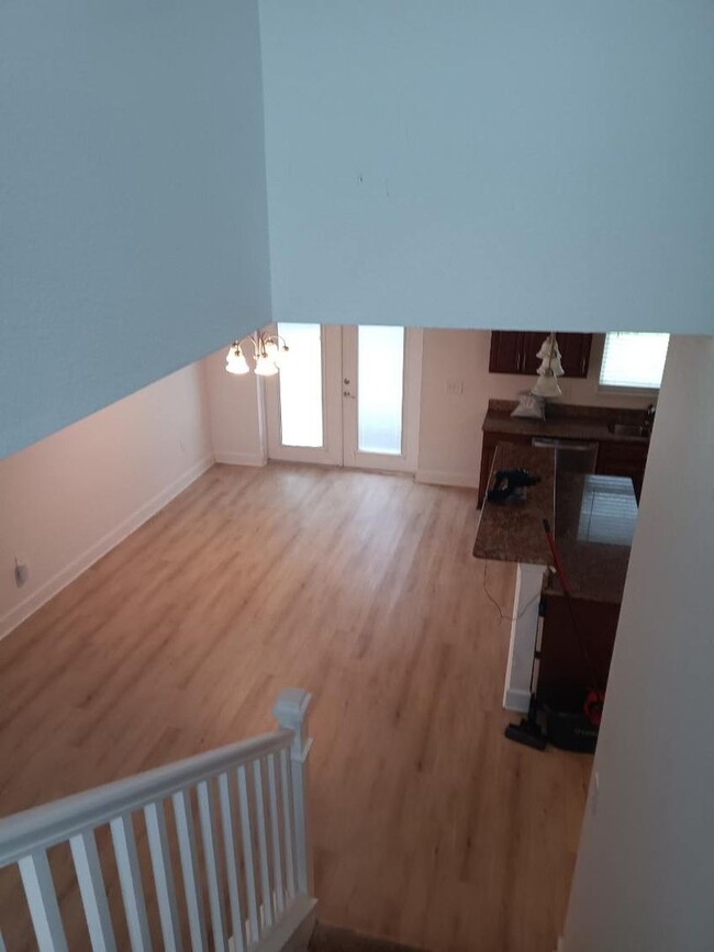Building Photo - Spacious 4-Bedroom 2 Bathroom Apartment fo...