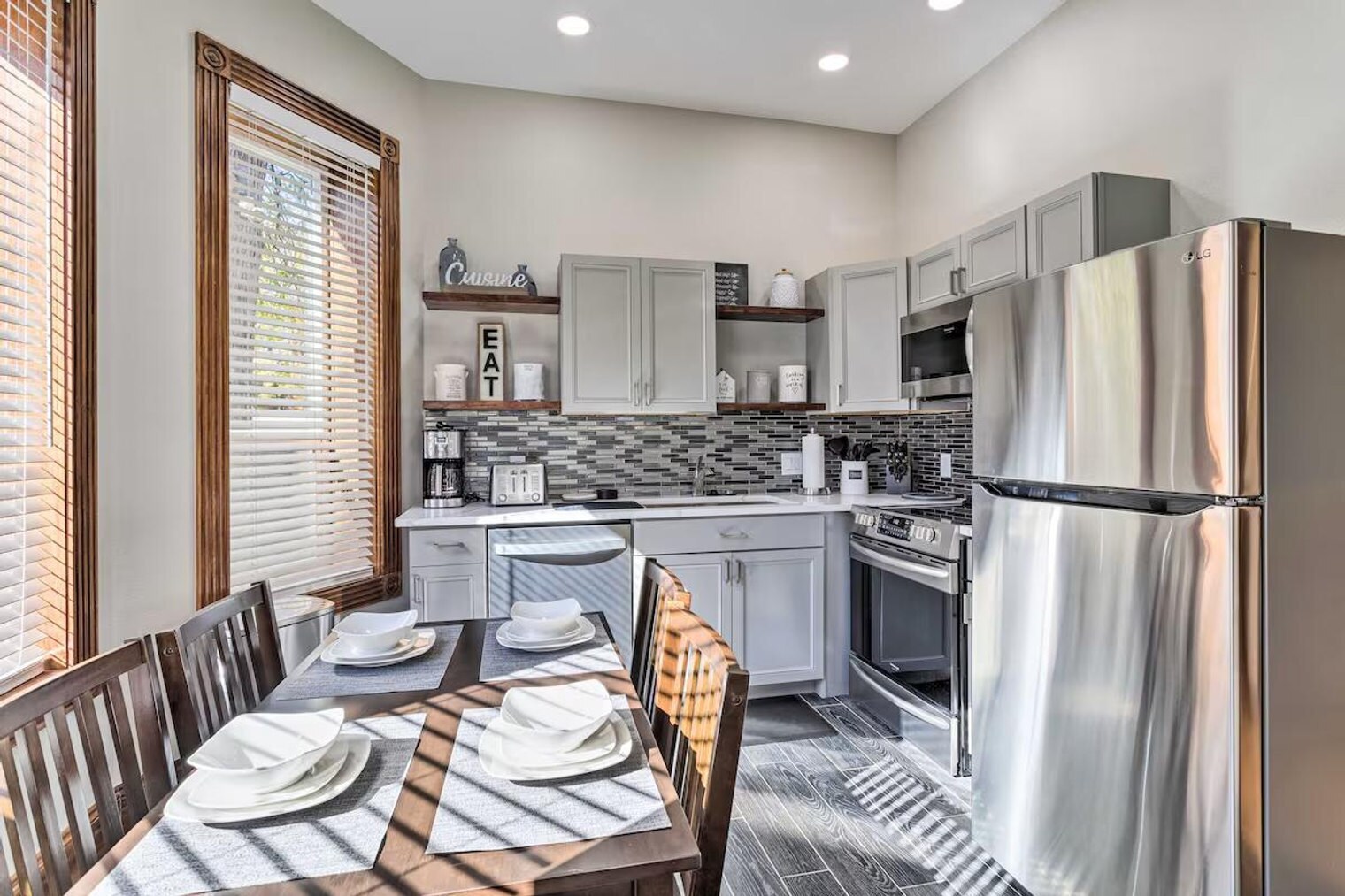 Building Photo - 1533 N Williams St