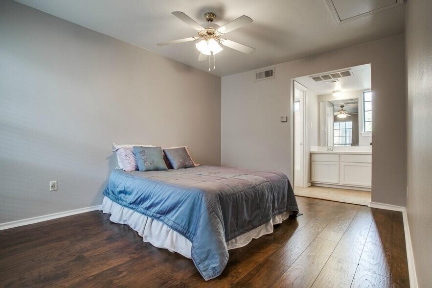 Primary Bedroom with en-Suite Bathroom - 4000 Rawlins St
