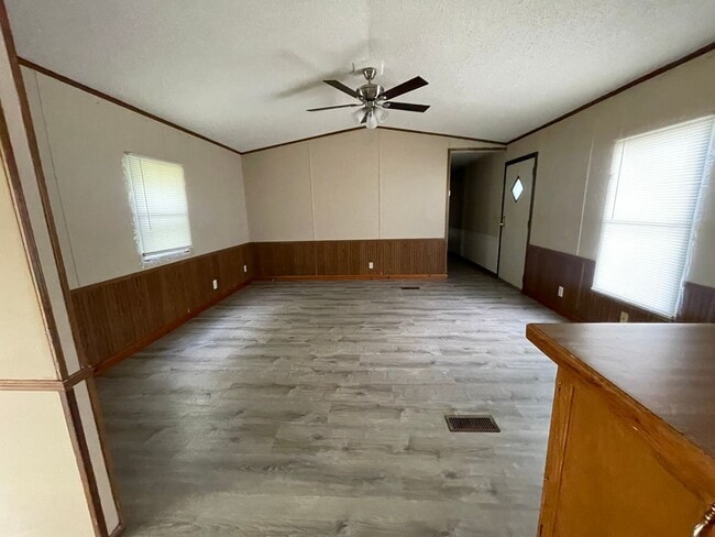 Building Photo - 3 Bed 2 Bath Home For Rent