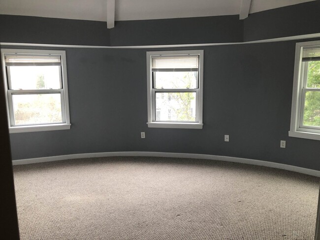 Building Photo - 59 Deer St