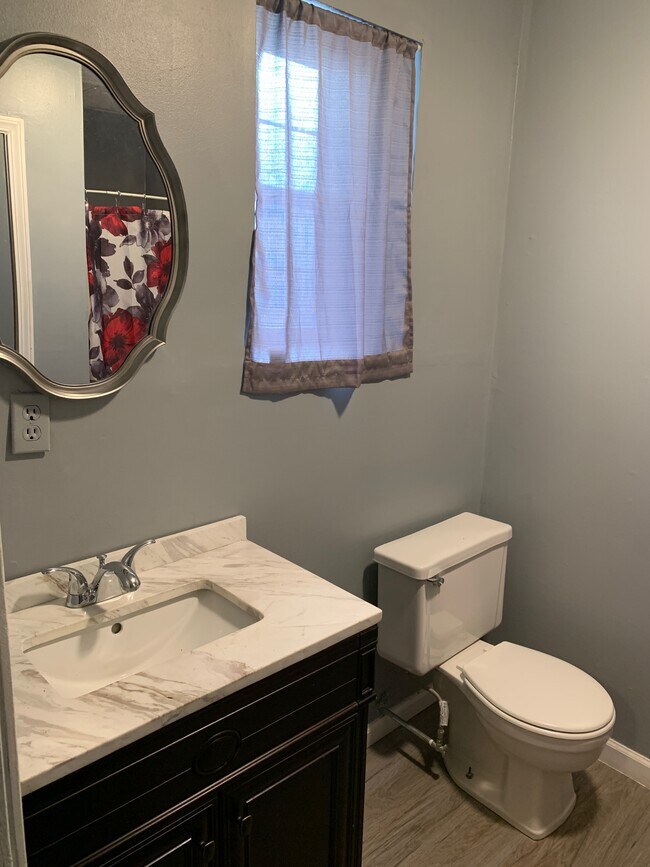 Building Photo - 942 12th Ave