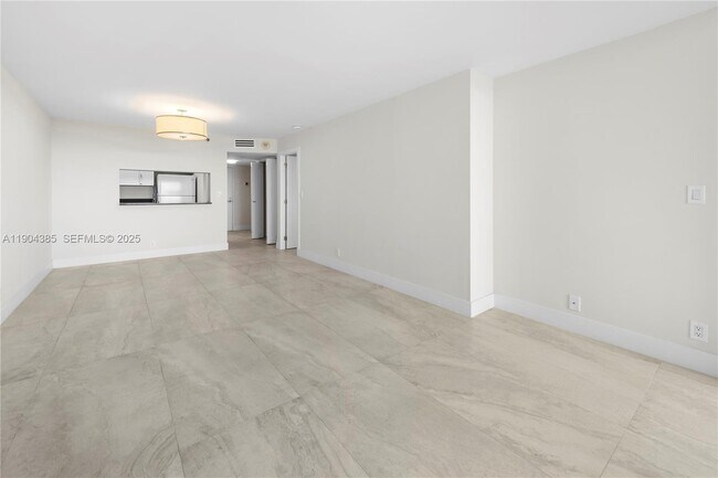 Building Photo - 2555 Collins Ave