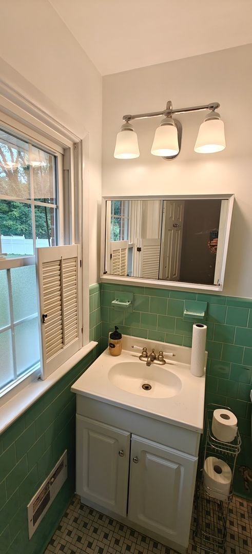 Building Photo - Walk to the river from this convenient rancher near Willow Oaks