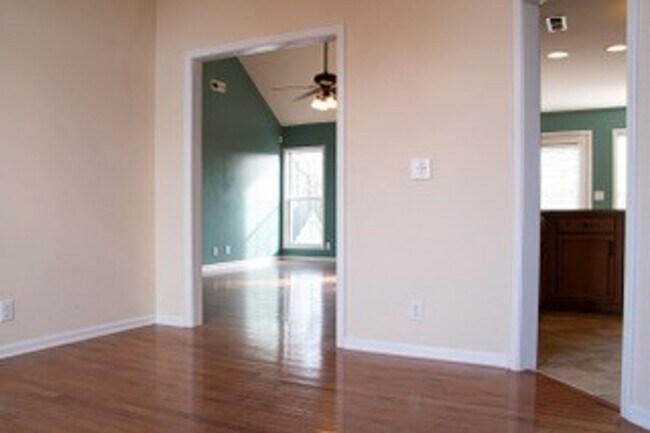 Building Photo - 514 Winding Bluff Way