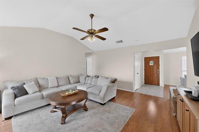 Building Photo - 594 King Cir