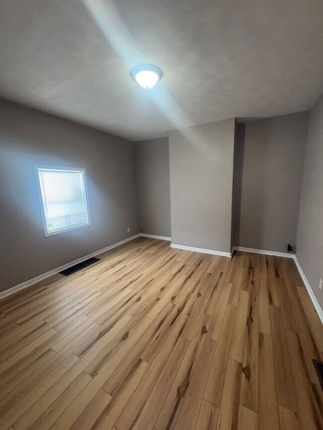 Building Photo - Single Family home with large yard